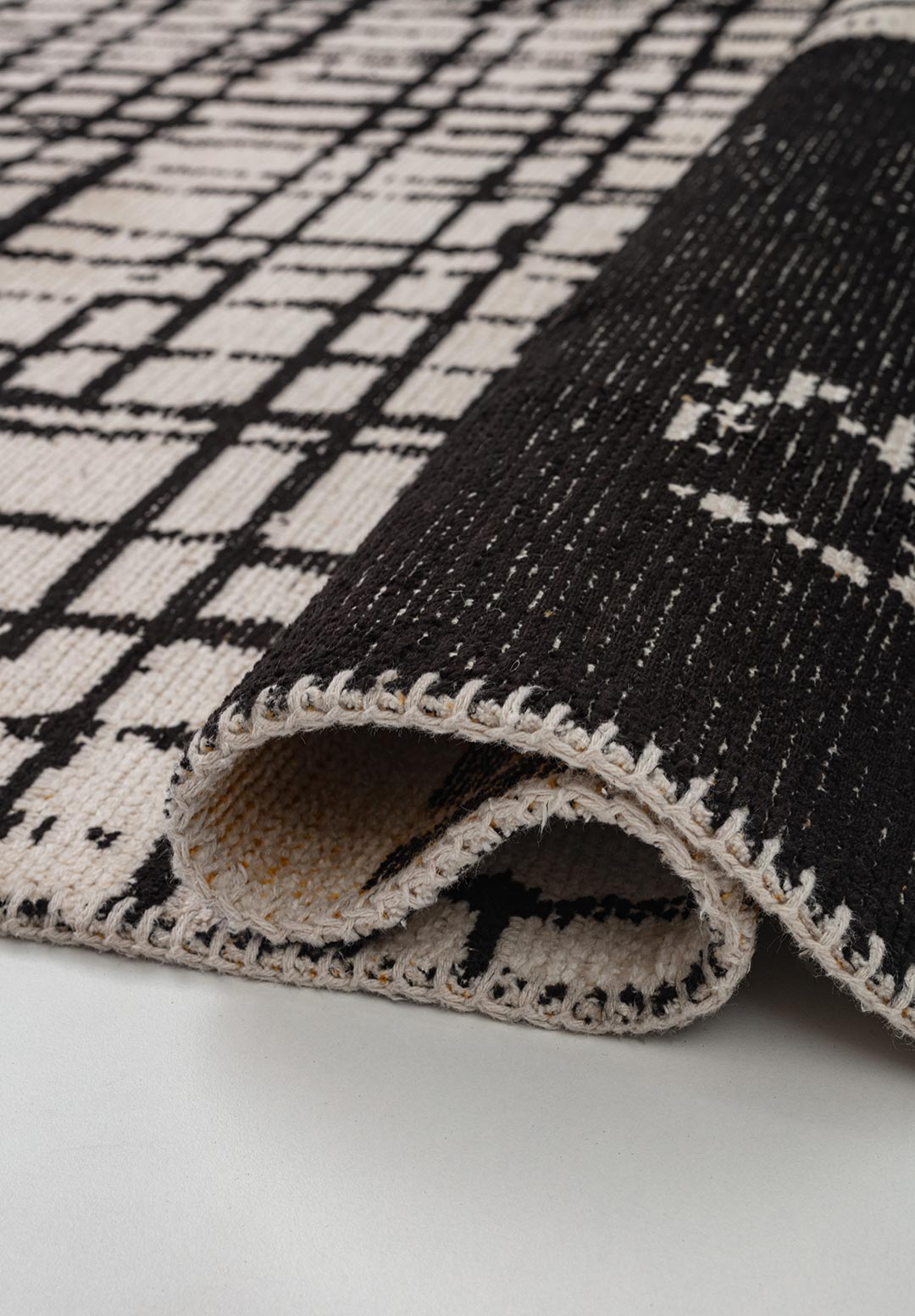 Edinburgh Black - Gold Rug