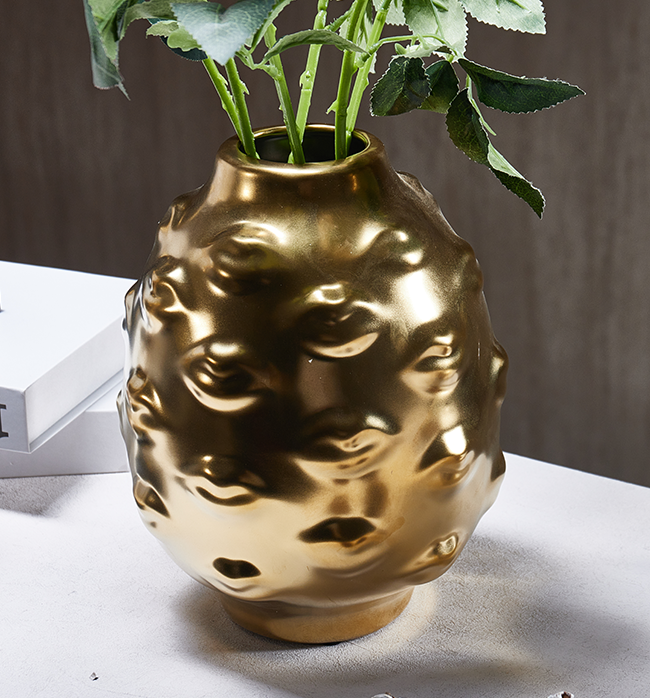 The Pout Vase - Gold
