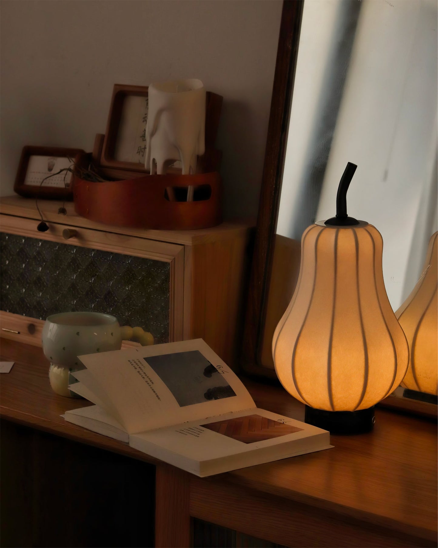 Pear Built-in Battery Table Lamp