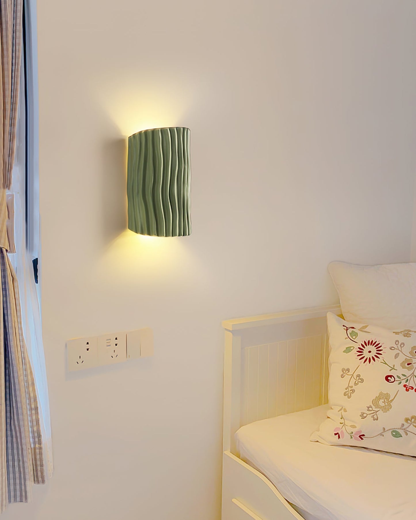 Pleated Resin Wall Lamp