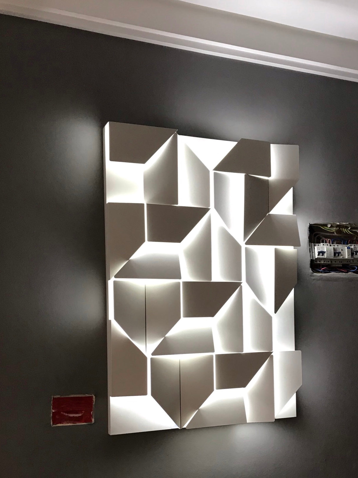 Shadows Built-in Battery Wall Lamp