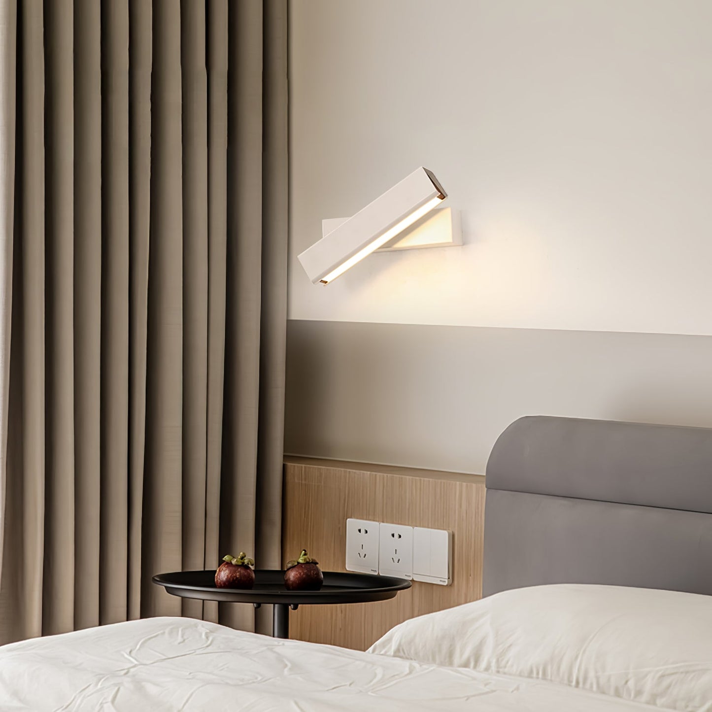 Clasp Wall Lamp
