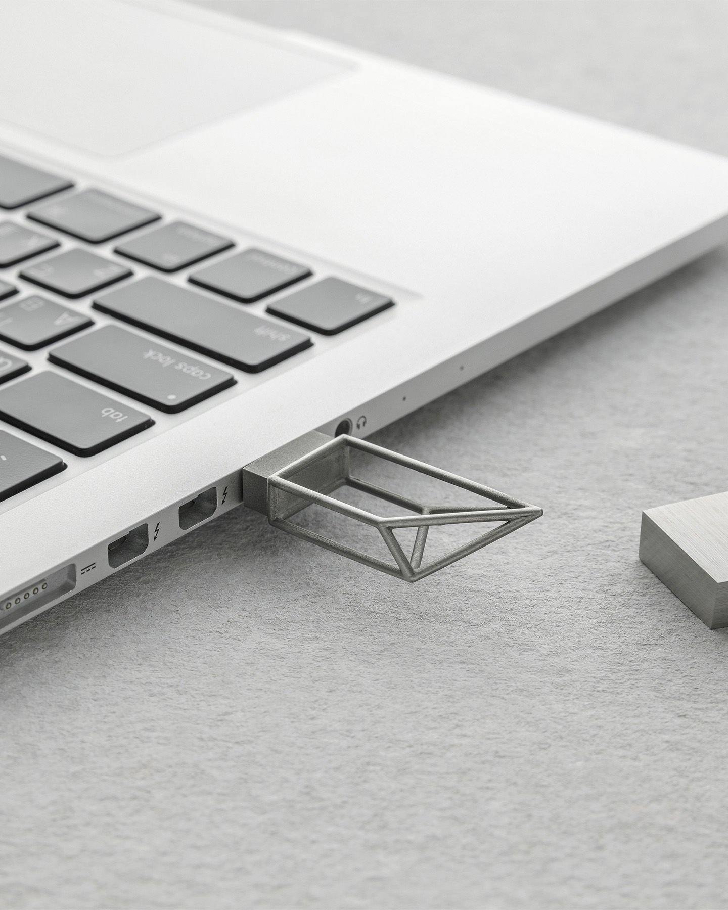 EMPTY MEMORY STRUCTURE Pen Drive