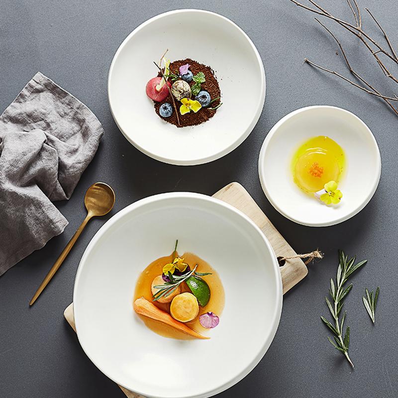 Darlis Elegant Porcelain Curved Plate